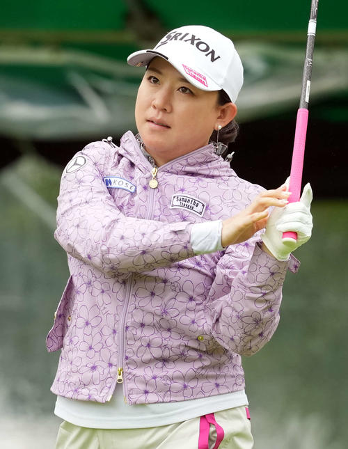 1番、ティーショットを放ち打球の行方を見る香妻琴乃（撮影・たえ見朱実）