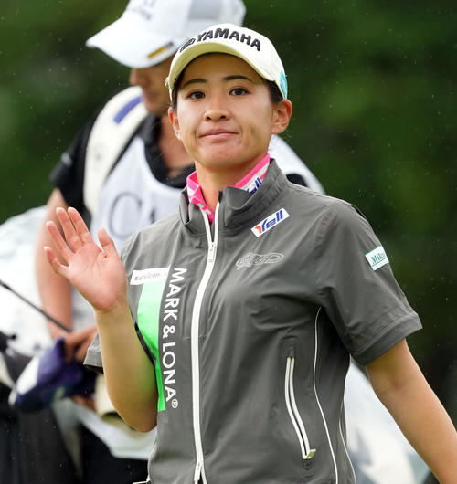 1番、ティーショットを放ち笑顔を見せる永井花奈（撮影・たえ見朱実）