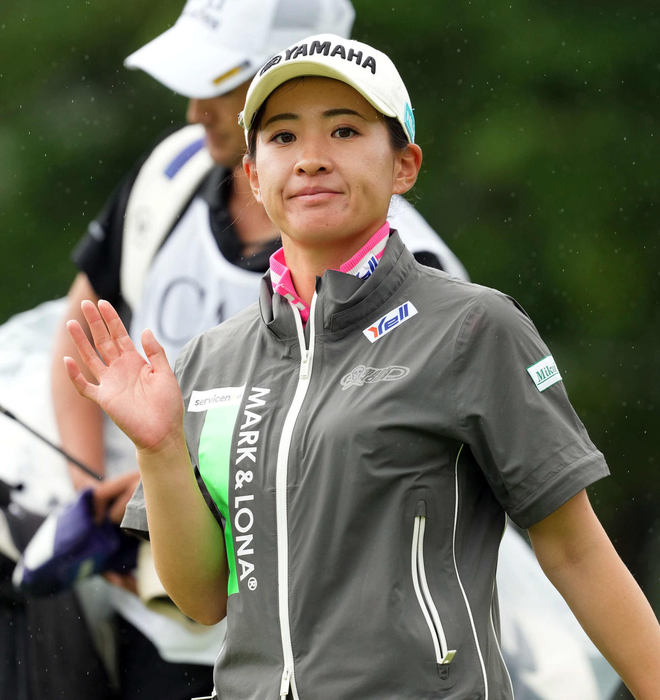 1番、ティーショットを放ち笑顔を見せる永井花奈（撮影・たえ見朱実）