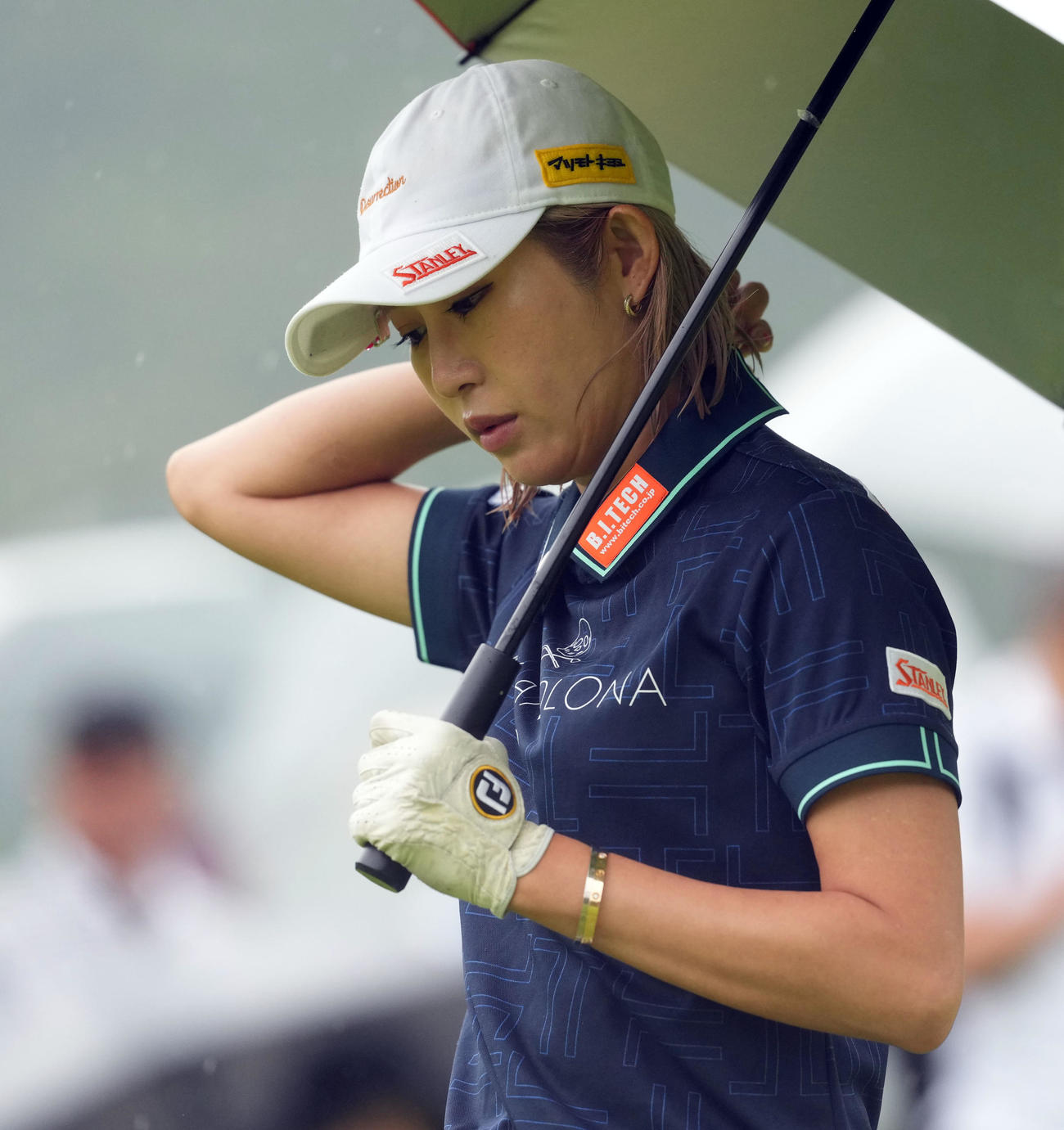1番、ティーショットを放ちコースに出る金田久美子（撮影・たえ見朱実）