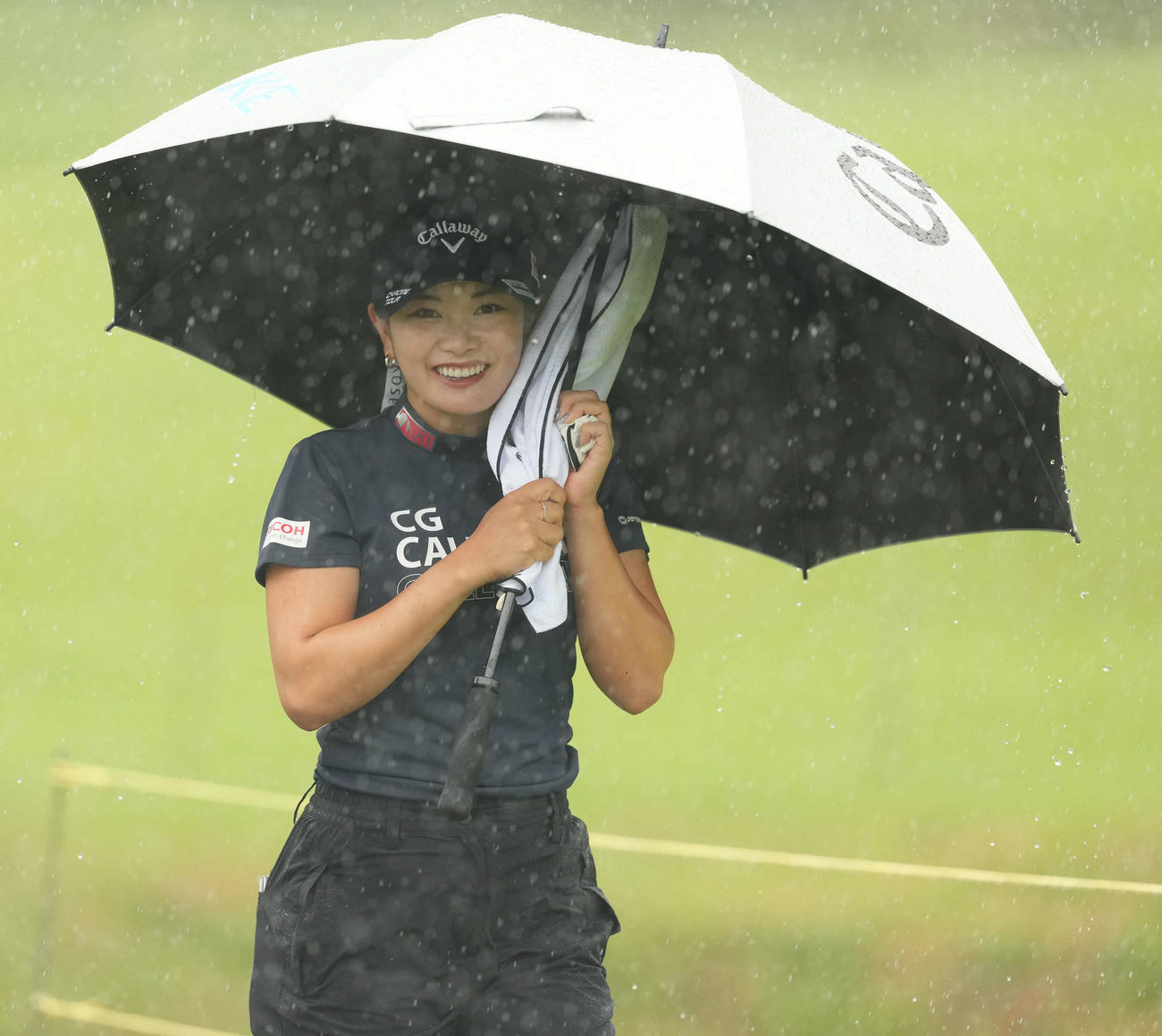 9番、ショットを放ちフェアウエーへ向かう蛭田みな美（撮影・たえ見朱実）