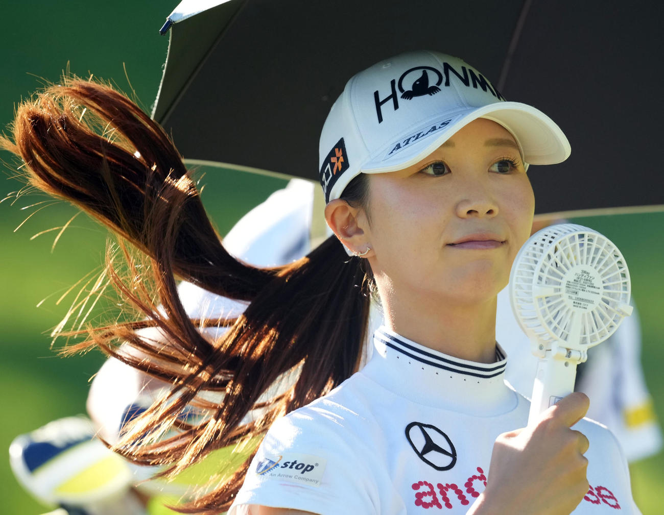 2番、ショットを放ちフェアウエーに向かう金沢志奈（撮影・たえ見朱実）