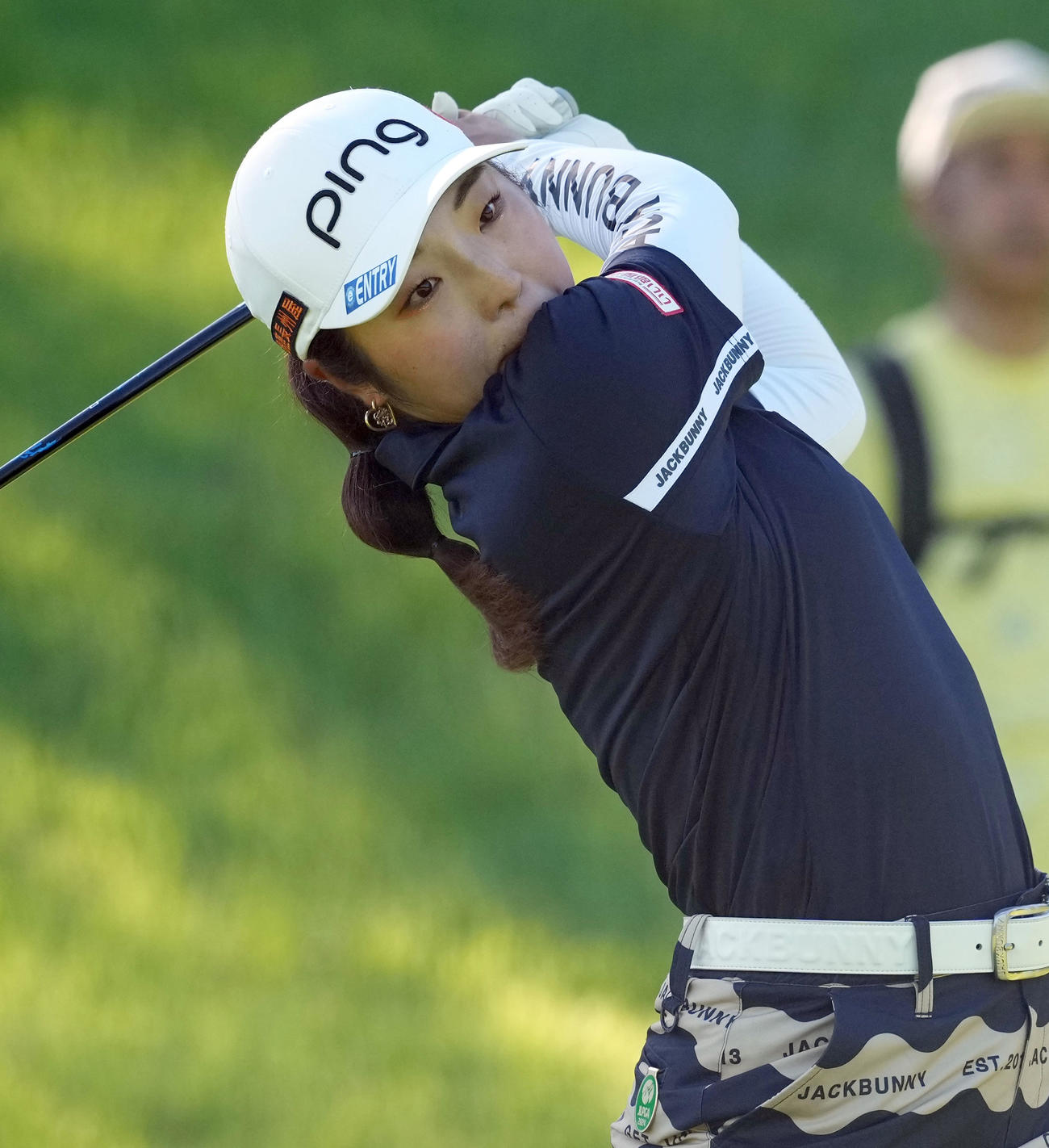 2番、ショットを放つ佐久間朱莉（撮影・たえ見朱実）