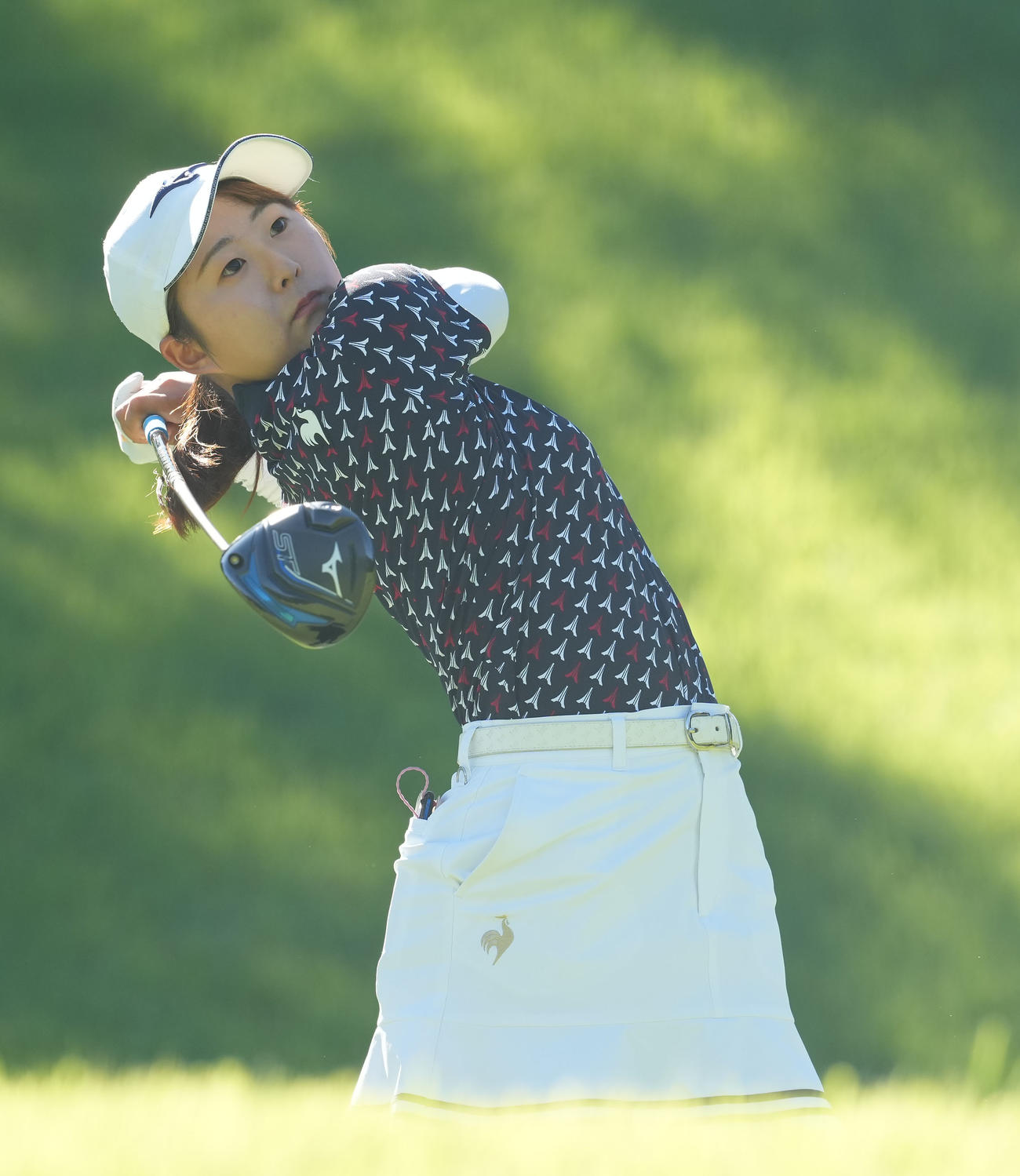 2番、ショットを放つ稲垣那奈子（撮影・たえ見朱実）