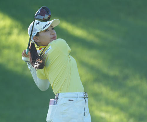 2番、ショットを放つ永井花奈（撮影・たえ見朱実）