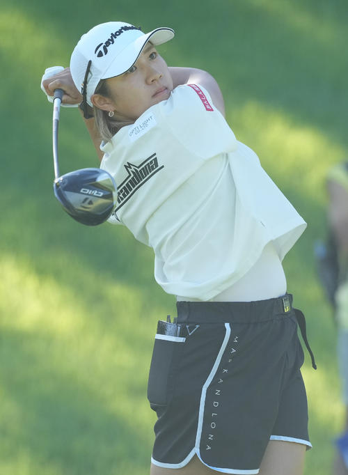 2番、ショットを放つ泉田琴菜（撮影・たえ見朱実）