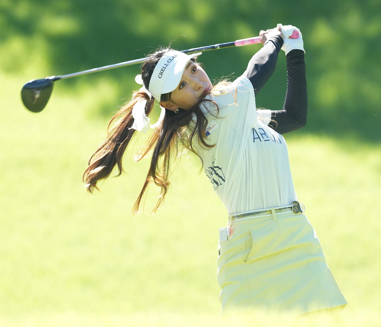 2番、ショットを放つ臼井麗香（撮影・たえ見朱実）