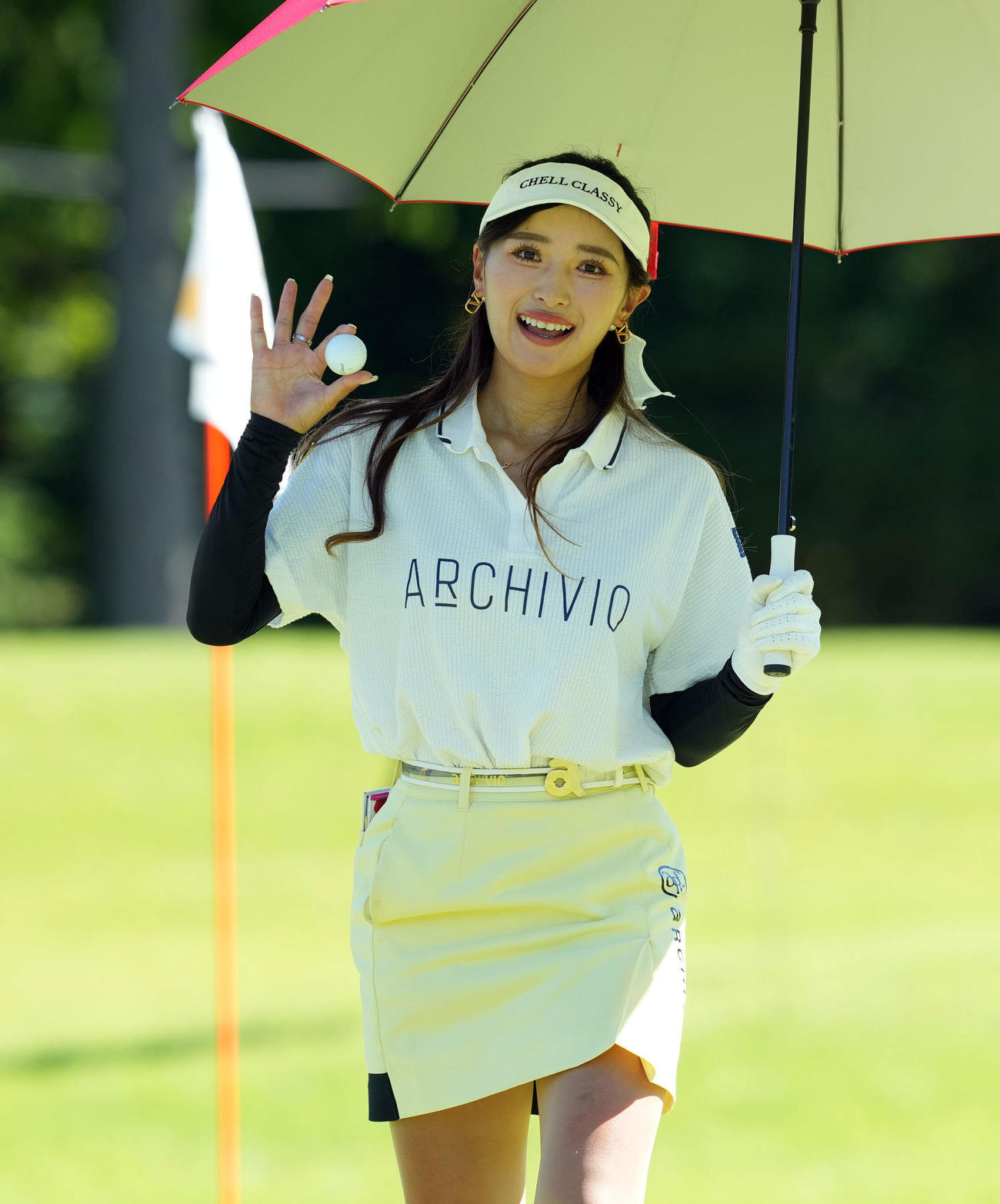 1番、バーディーパットを決め声援に答える臼井麗香（撮影・たえ見朱実）