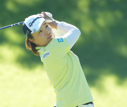 2番、ショットを放つ永峰咲希（撮影・たえ見朱実）