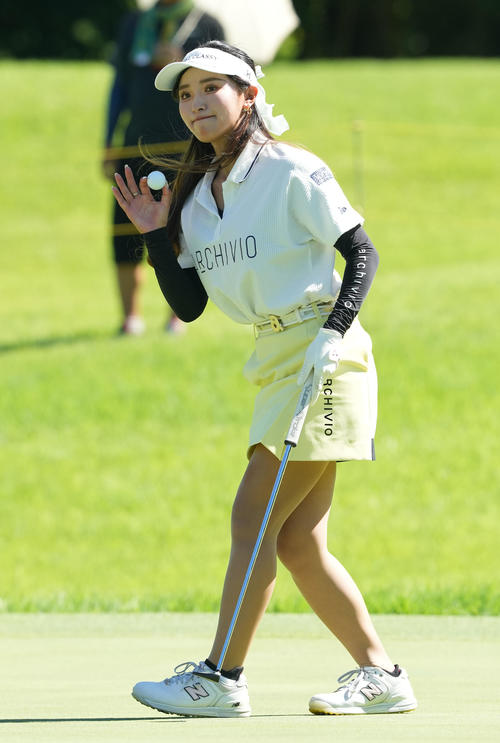 1番、バーディーパットを決め声援に答える臼井麗香（撮影・たえ見朱実）