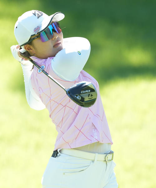 2番、ショットを放つ高橋彩華（撮影・たえ見朱実）