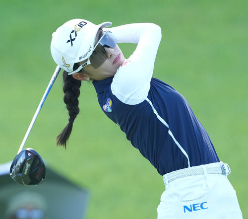 2番、ショットを放つ安田祐香（撮影・たえ見朱実）