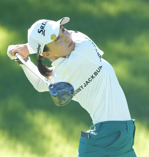 2番、ショットを放つ村田理紗（撮影・たえ見朱実）