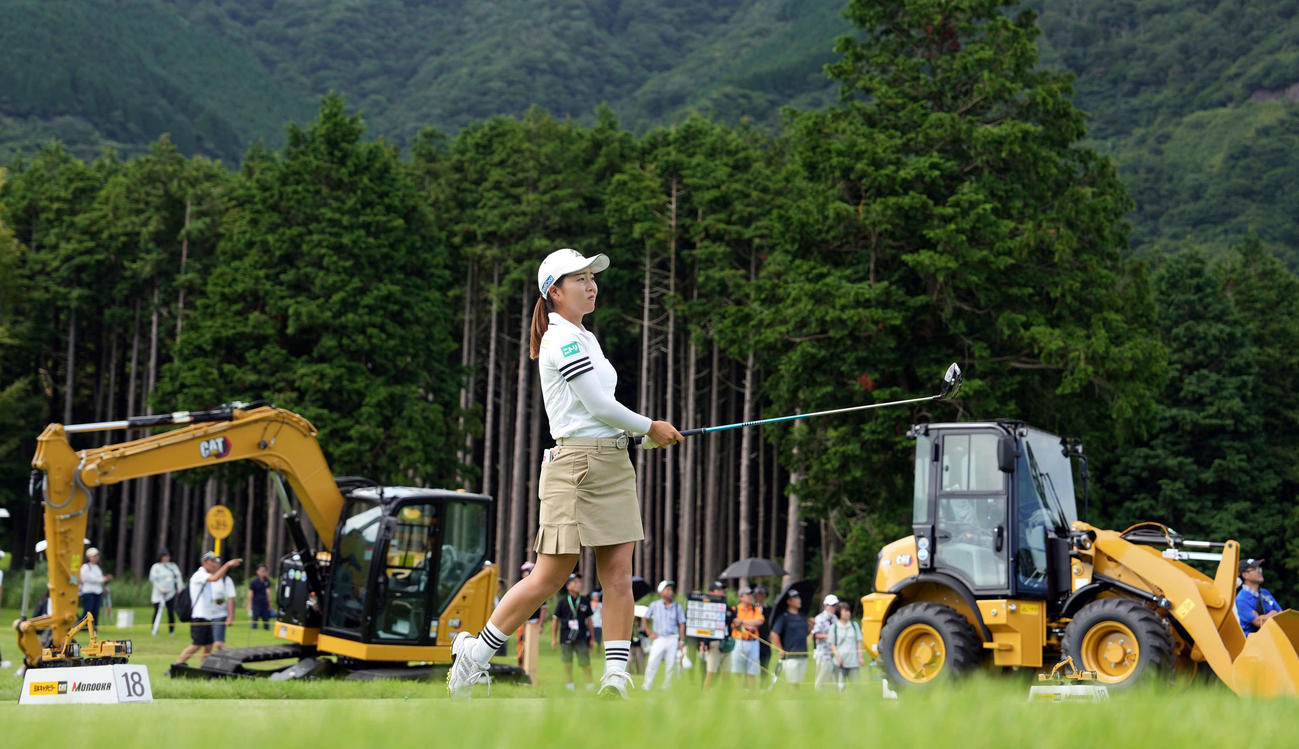 18番、ショットを放つ佐藤心結（撮影・たえ見朱実）