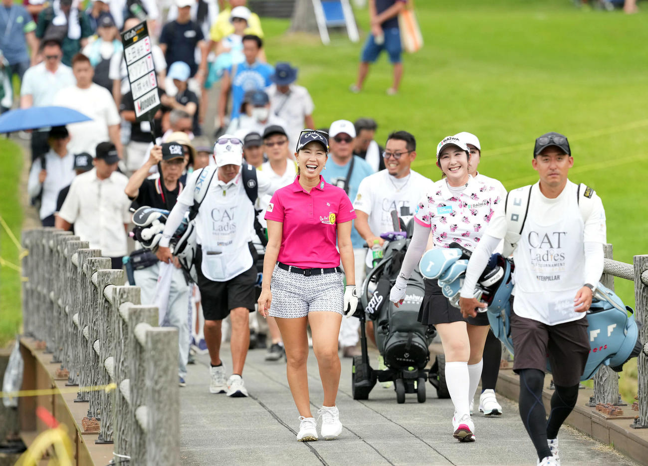 18番、笑顔でフェアウエーに向かう上田桃子（左）とペ・ソンウ（撮影・たえ見朱実）