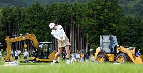 18番、ショットを放つ佐藤心結（撮影・たえ見朱実）