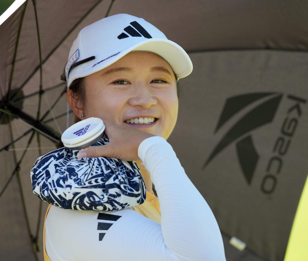 2番、ショットを放ち笑顔w0見せる森田遙（撮影・たえ見朱実）