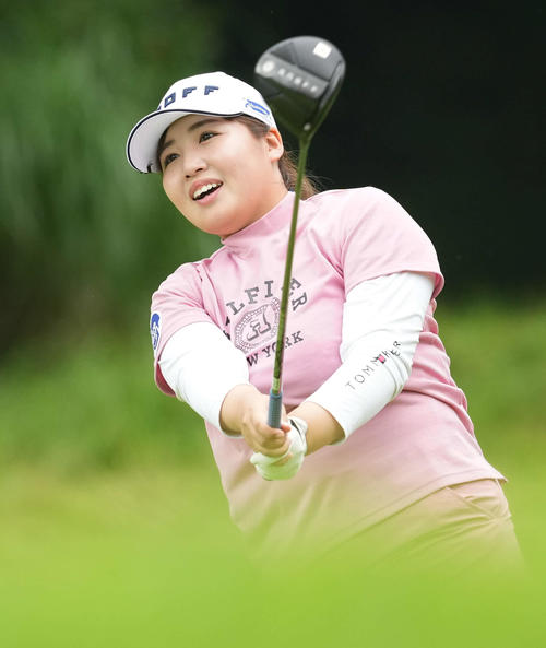 4番、ショットを放つ小林光希（撮影・たえ見朱実）