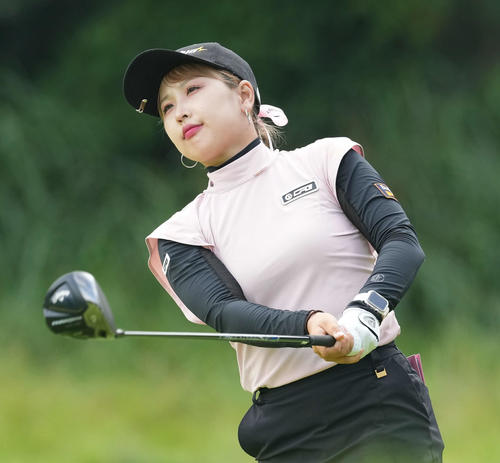 4番、ショットを放つリ・ハナ（撮影・たえ見朱実）