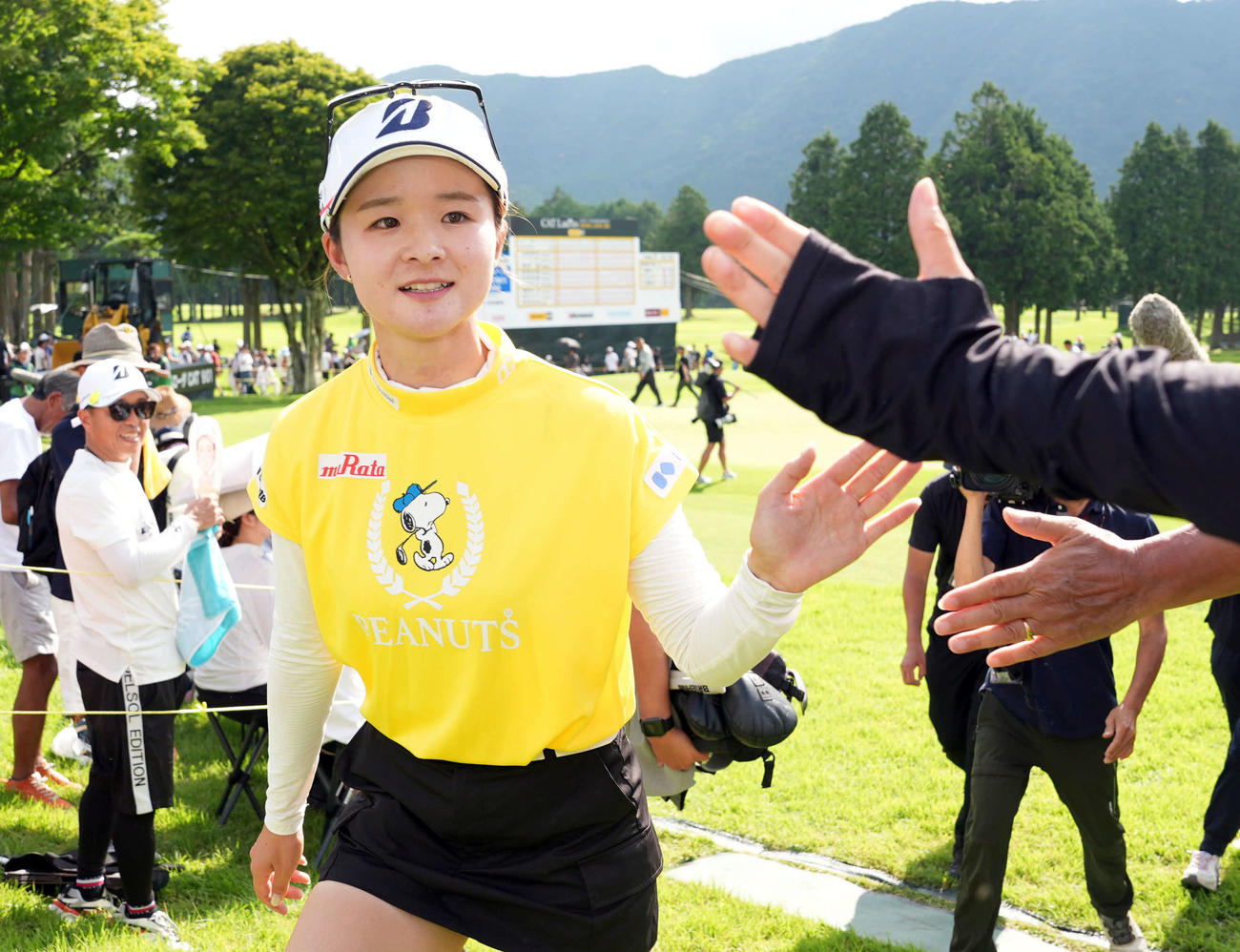 優勝を飾りファンと放つタッチをする川崎春花（撮影・たえ見朱実）