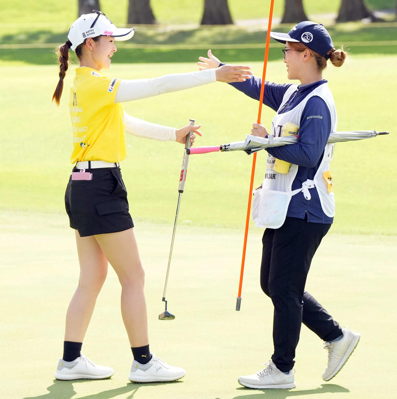 優勝を飾りキャディーを務めた大窪ネネさんと抱き合う川崎春花（左）（撮影・たえ見朱実）