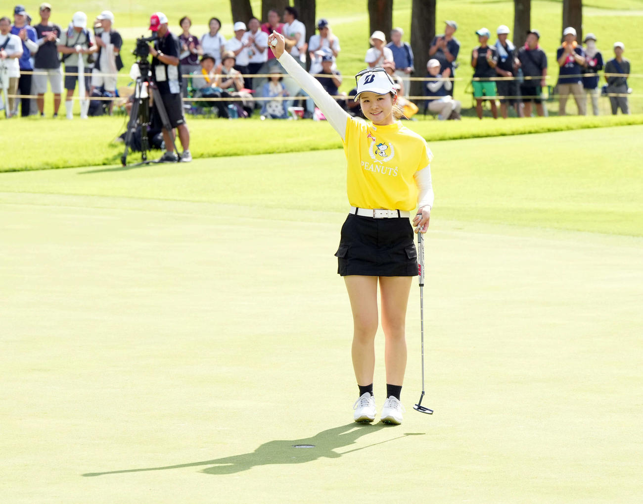 優勝を飾り笑顔でポーズを決める川崎春花（撮影・たえ見朱実）