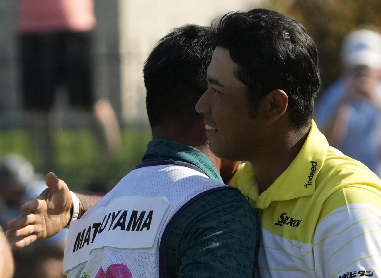 フェデックス・セントジュード選手権最終日　田渕キャディーと抱き合う松山（左）（AP）