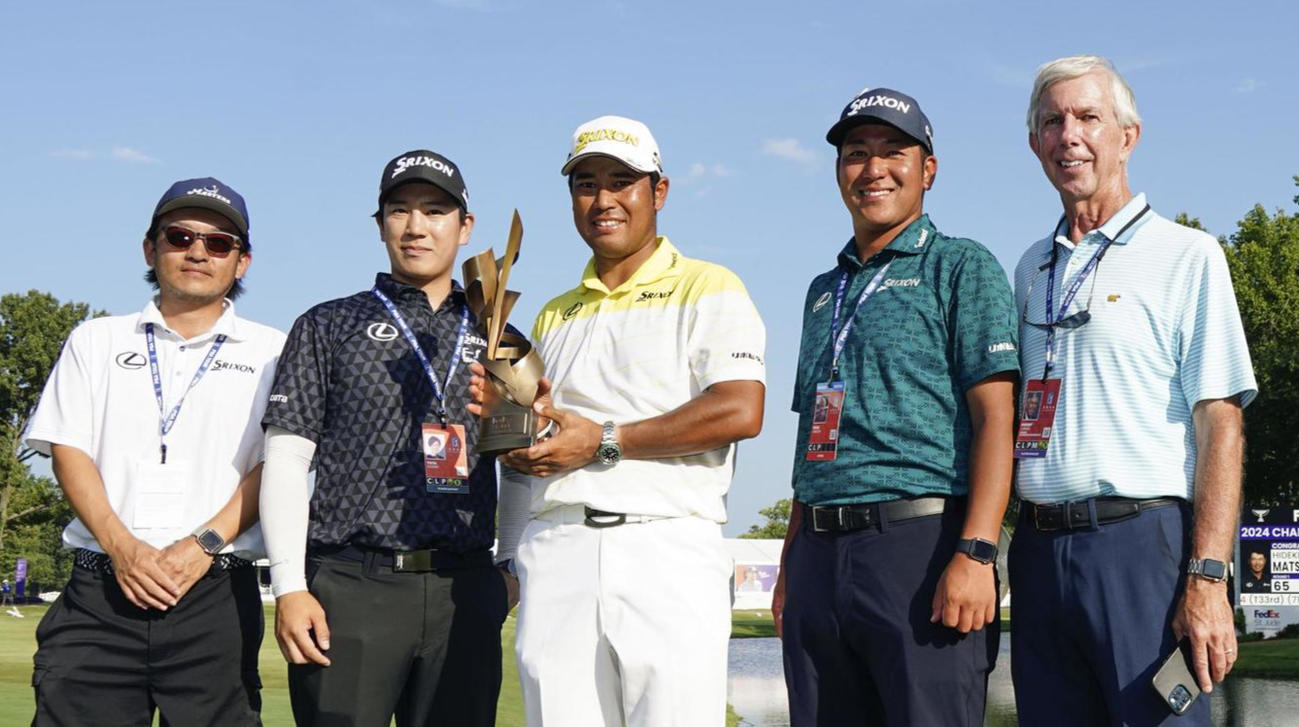最終ラウンド、通算17アンダーで優勝を果たし、写真に納まる松山英樹（中央）ら（共同）
