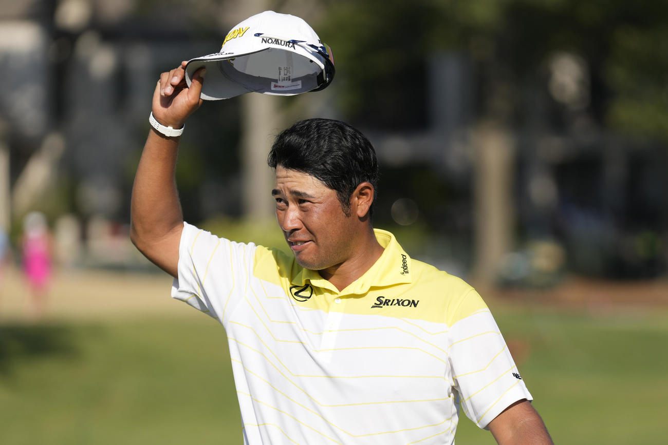 フェデックス・セントジュード選手権最終日　優勝して声援に応える松山英樹（AP）