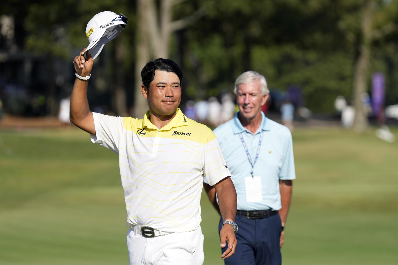 フェデックス・セントジュード選手権最終日　優勝して声援に応える松山英樹（AP）