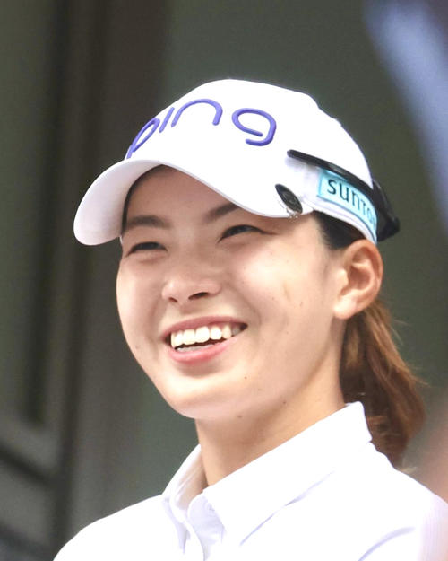 渋野日向子がピースサイン 親友の大里桃子が全英女子OPの練習ラウンド