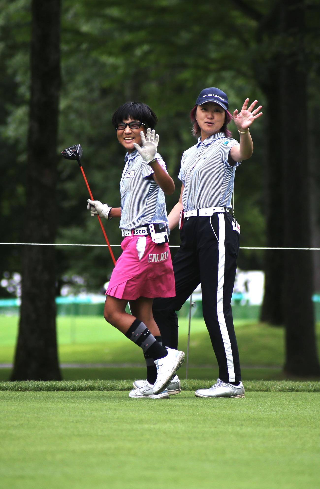 ツアーデビューを22日に控え、須藤（左）は公式練習で笑顔を見せる（撮影・中島洋尚）