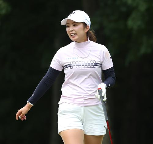 9番、ハーフを終え笑顔の菊地