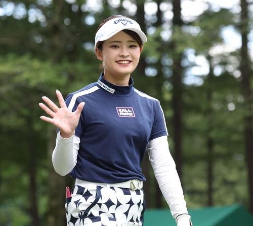 10番、笑顔で手を振る政田（撮影・黒川智章）
