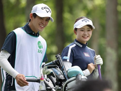 弟大成さん（左）と笑顔でラウンドする政田（撮影・黒川智章）