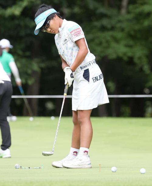 パターの練習をする須藤（撮影・黒川智章）