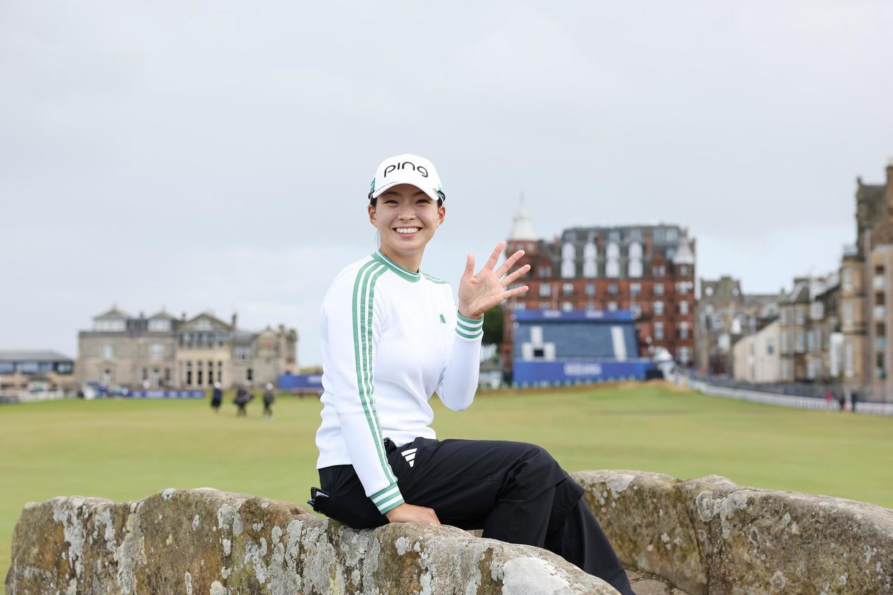 AIG全英女子オープン開幕を控え、コース内の有名なスウィルカン橋で笑顔を見せる渋野日向子（C）The R＆A