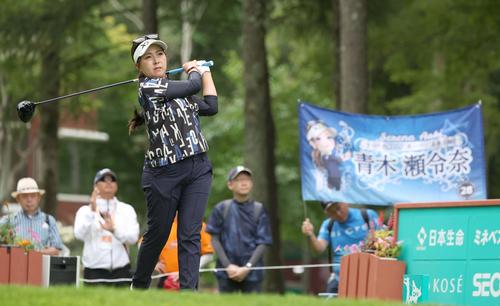 10番、ティーショットを放つ青木（撮影・黒川智章）