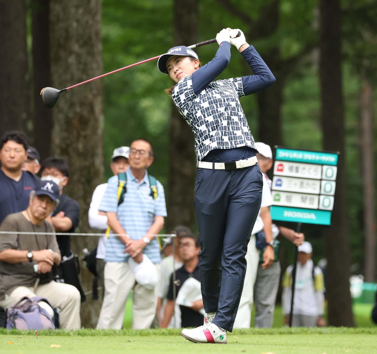 1番、ティーショットを放つ堀（撮影・黒川智章）