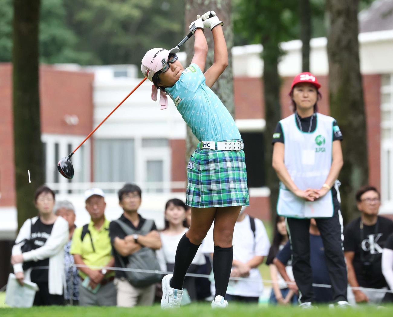 1番、ティーショットを放つ須藤（撮影・黒川智章）