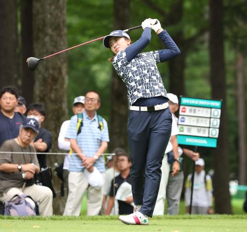 1番、ティーショットを放つ堀（撮影・黒川智章）