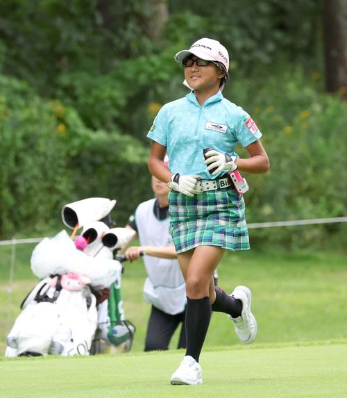 2番、ティーショットを放ちボールまで走る須藤（撮影・黒川智章）