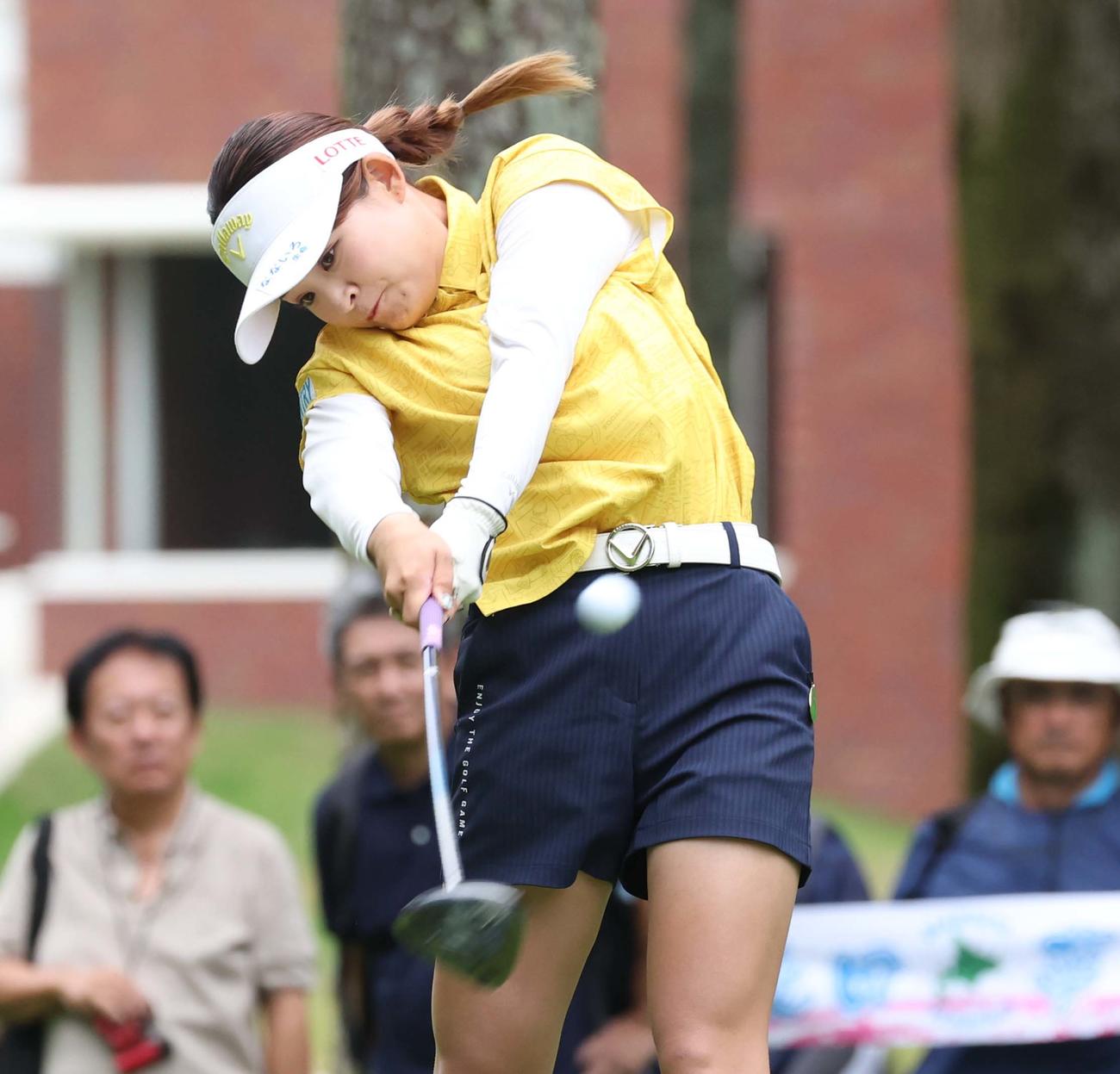 1番、ティーショットを放つ政田（撮影・黒川智章）