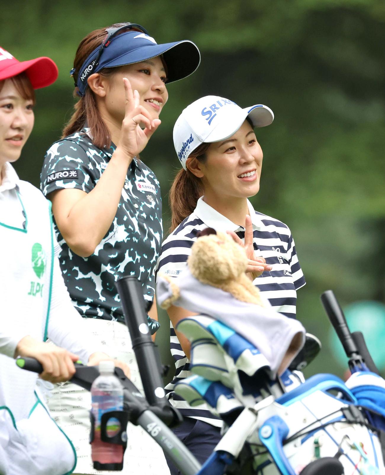 1番、2人でVサインの神谷和奏（左）と成沢祐美（撮影・黒川智章）