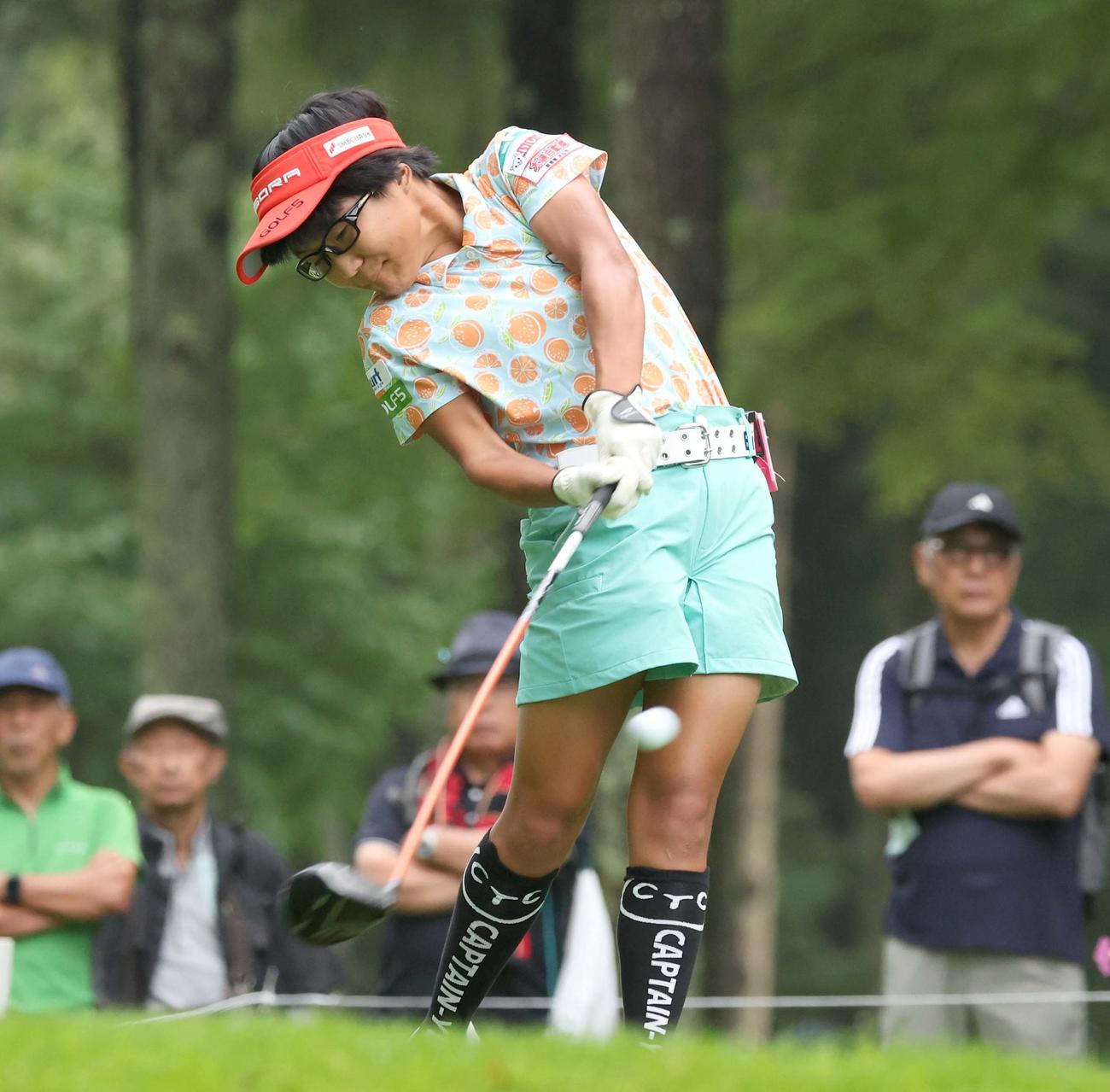 10番、ティーショットを放つ須藤（撮影・黒川智章）