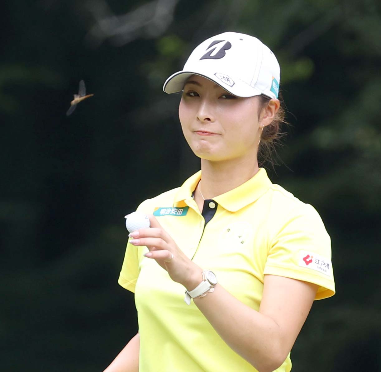 2番、バーディーを決めた鶴岡の横を「勝ち虫」と言われ勝負事に縁起が良いトンボが横切る（撮影・黒川智章）