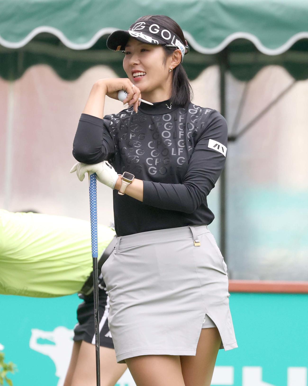 1番、笑顔でティーショットの順番を待つ高木（撮影・黒川智章）