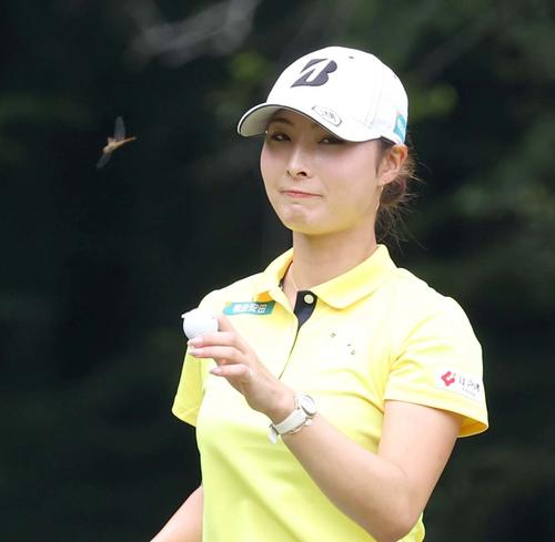2番、バーディーを決めた鶴岡の横を「勝ち虫」と言われ勝負事に縁起が良いトンボが横切る（撮影・黒川智章）