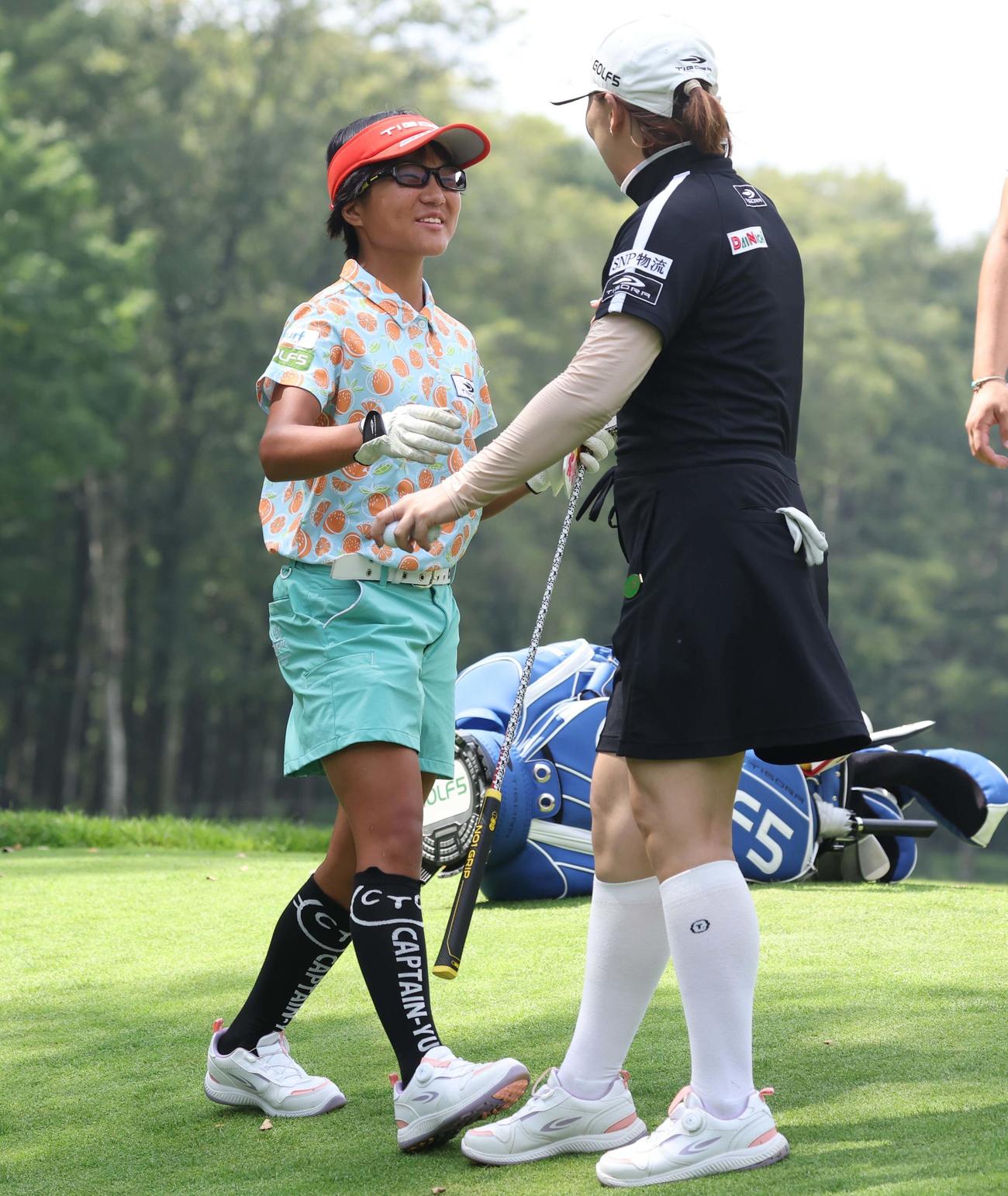 2日目　9番、ホールアウトしイ・ナリとハグする須藤（撮影・黒川智章）