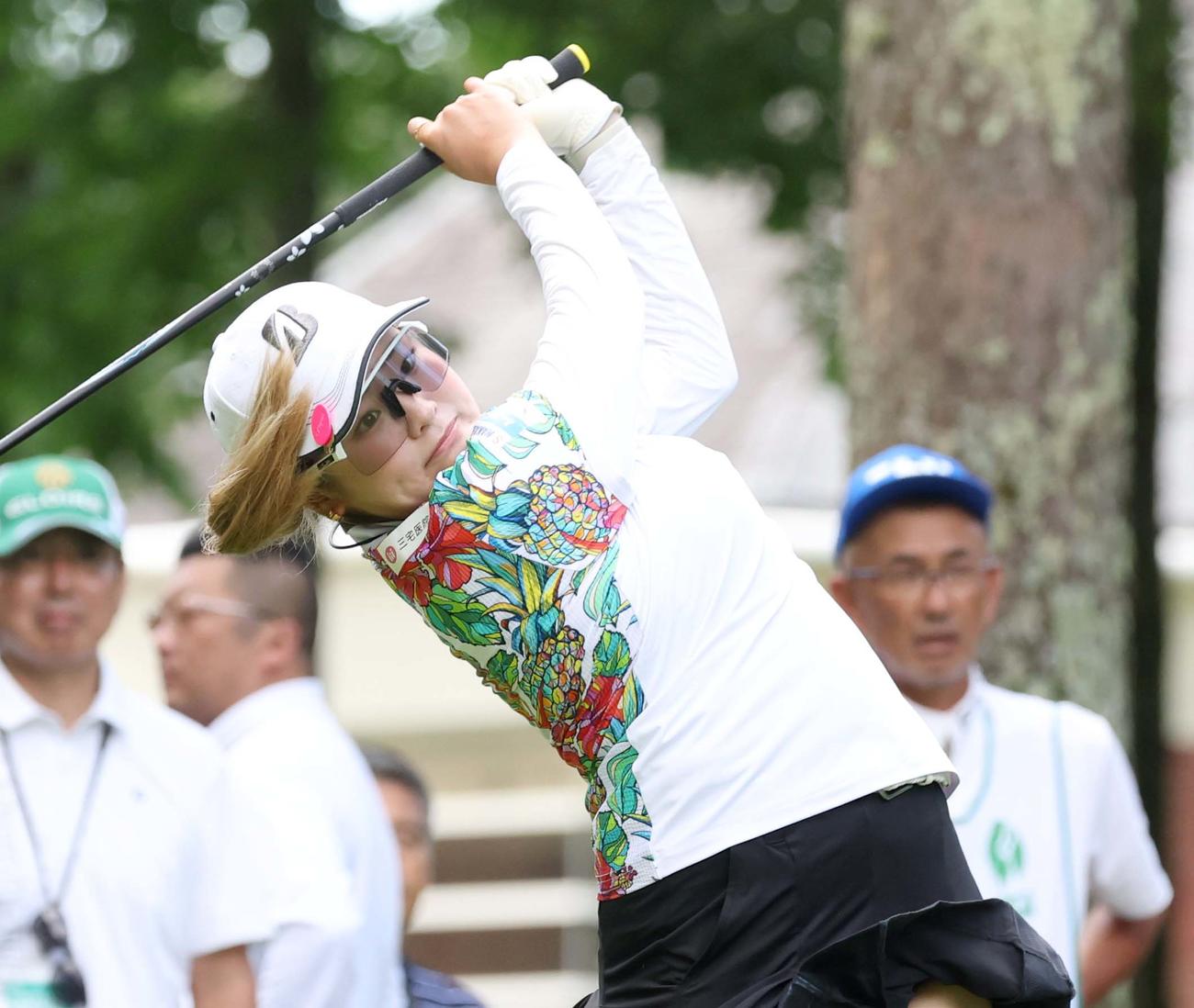 3日目　1番、ティーショットを放つ桑木志穂（撮影・黒川智章）
